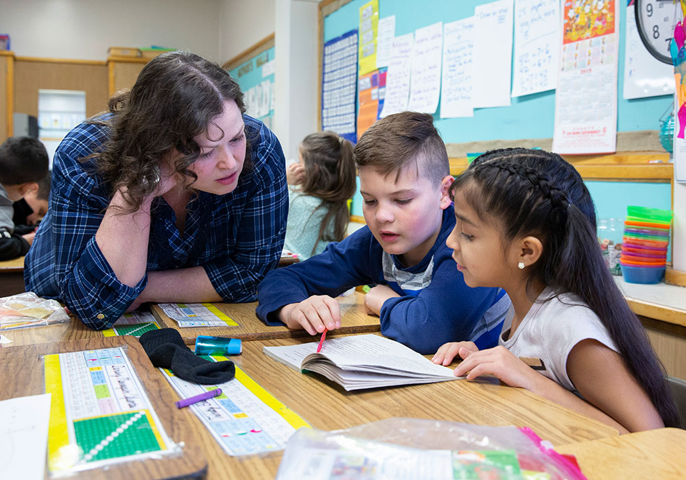 kids reading at summer learning program