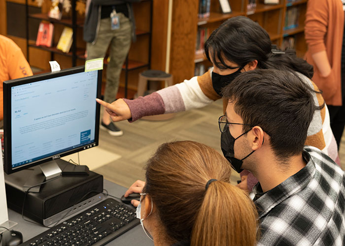 Volunteer Points at something on Fafsa screen